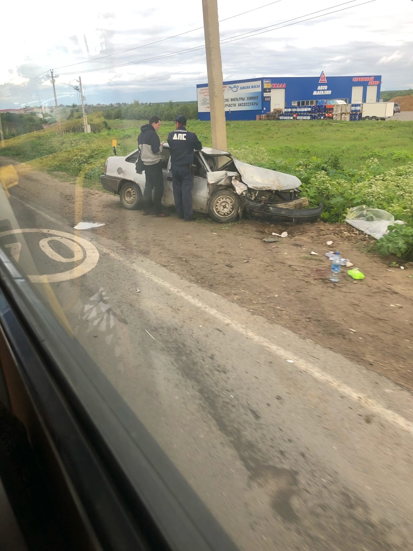 В Выльгорте случилось жесткое ДТП: автомобиль «намотало» на столб, есть пострадавшие