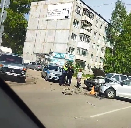 В Сыктывкаре внедорожник протаранил легковушку