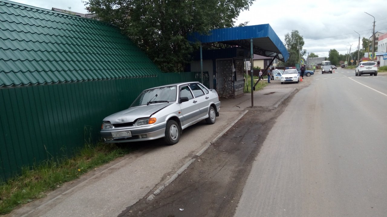 В Выльгорте водитель сбил женщину и влетел в автобусную остановку