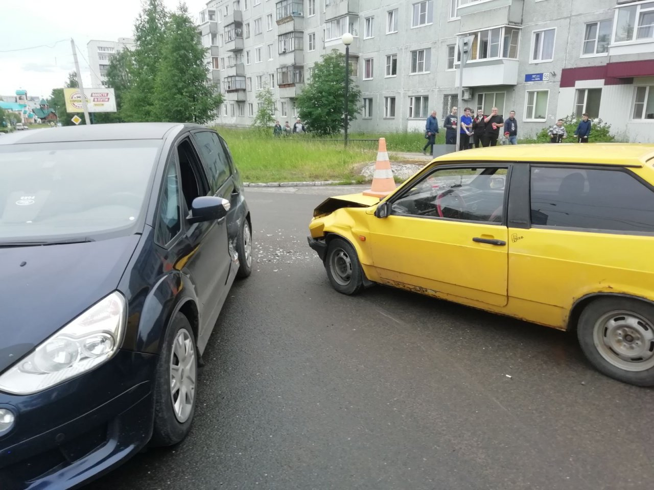 В Сыктывкаре «Форд» не уступил дорогу «восьмерке», пострадал ребенок