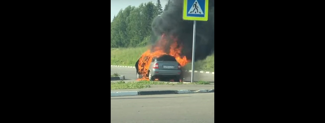 В Сыктывкаре у ТЦ «Июнь» полыхает автомобиль (видео)