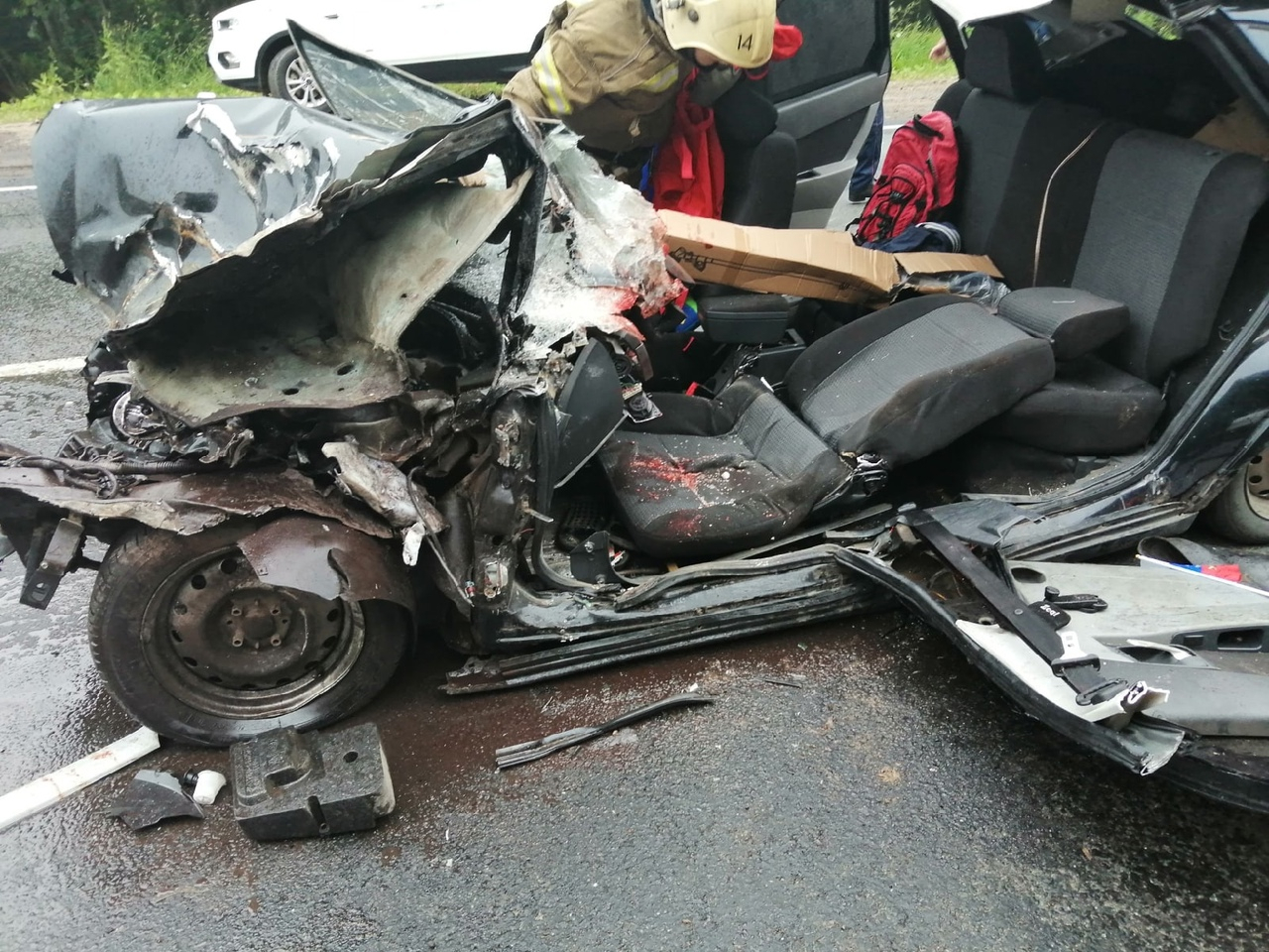 Под Сыктывкаром «Лада» влетела в КамАЗ и превратилась в груду искореженного металла