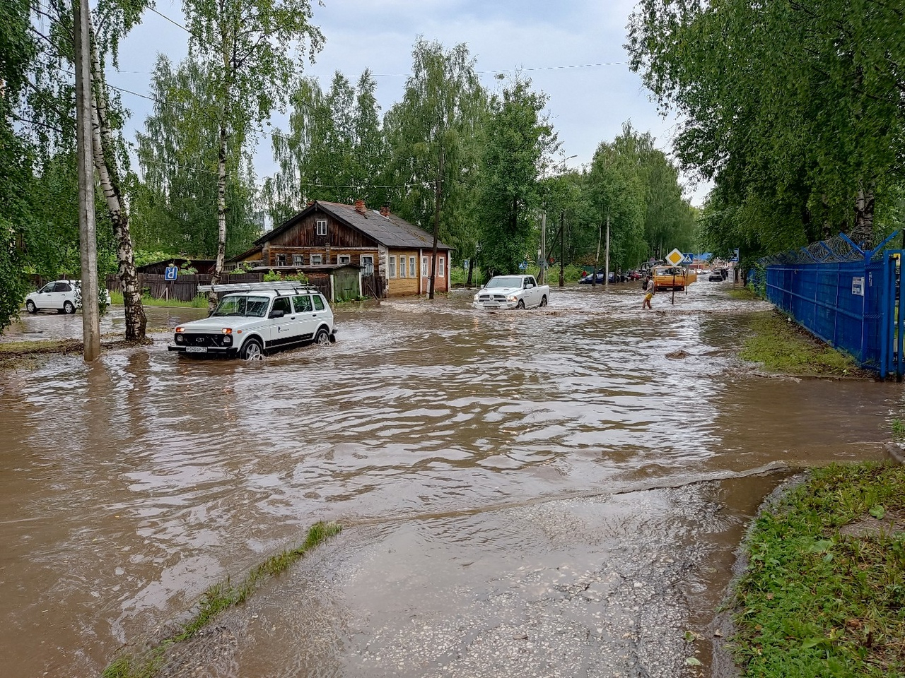 В Сыктывкаре после сильнейшего ливня затопило улицы (фото, видео)