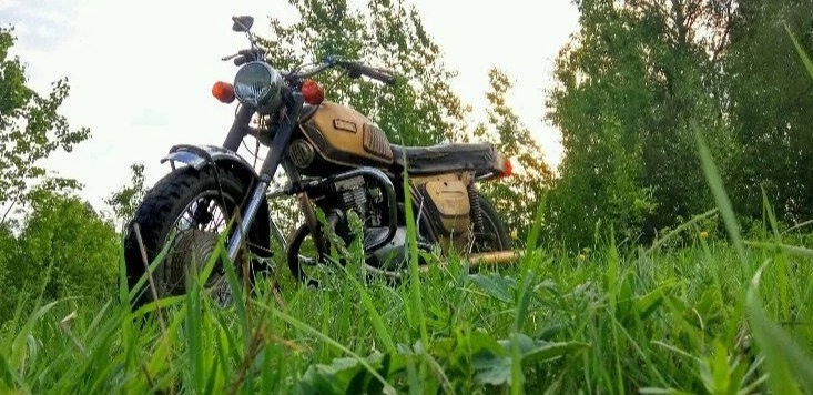 В Коми мотоциклист без прав влетел в автобусную остановку и получил открытые переломы