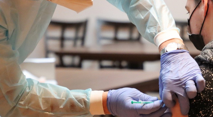 Врач раскрыл, почему после вакцины от «ковида» болит рука