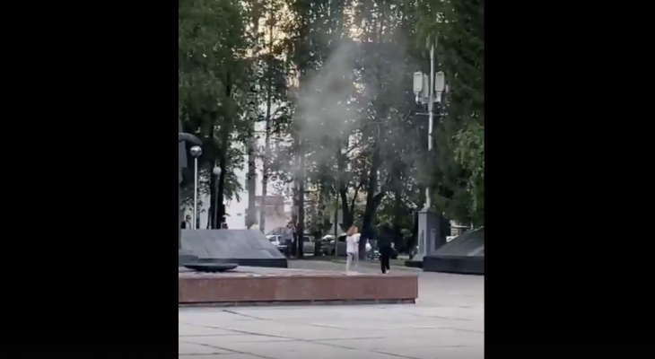 На девушек, которые потушили «Вечный огонь» в Сыктывкаре, завели уголовное дело