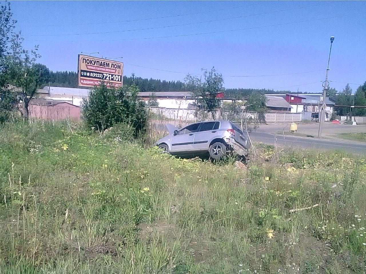 В Сыктывкаре из-за ДТП машину выкинуло с дороги