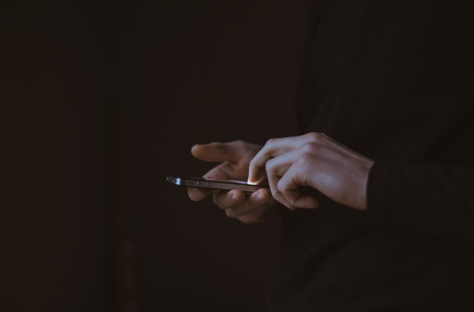 В Коми 50-летний мужчина уговаривал 9-летнюю девочку присылать ему интим-фото