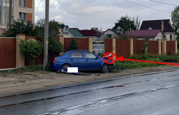 Сыктывкарец на «Логане» протаранил забор, есть пострадавшие