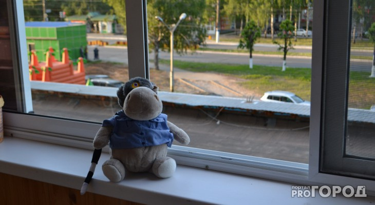 В Сыктывкаре из окна выпала 5-летняя девочка