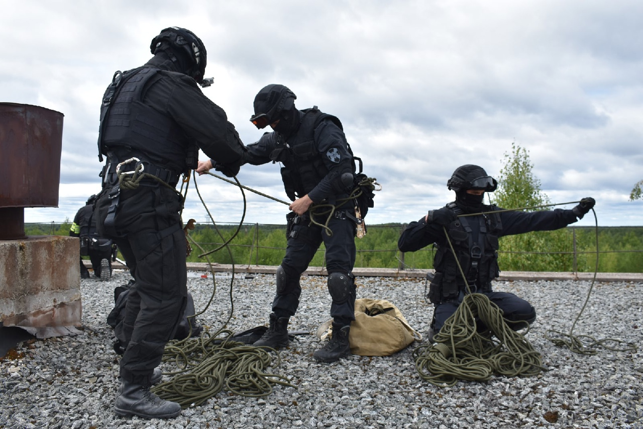 На главном стадионе Коми люди с оружием обезвреживали подозрительный пакет (фото)