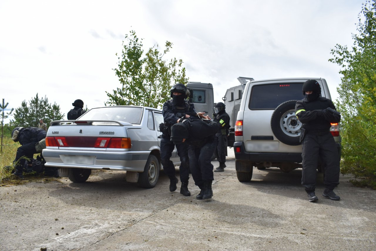 Бойцы сыктывкарского ОМОНа «задержали вооруженных преступников»