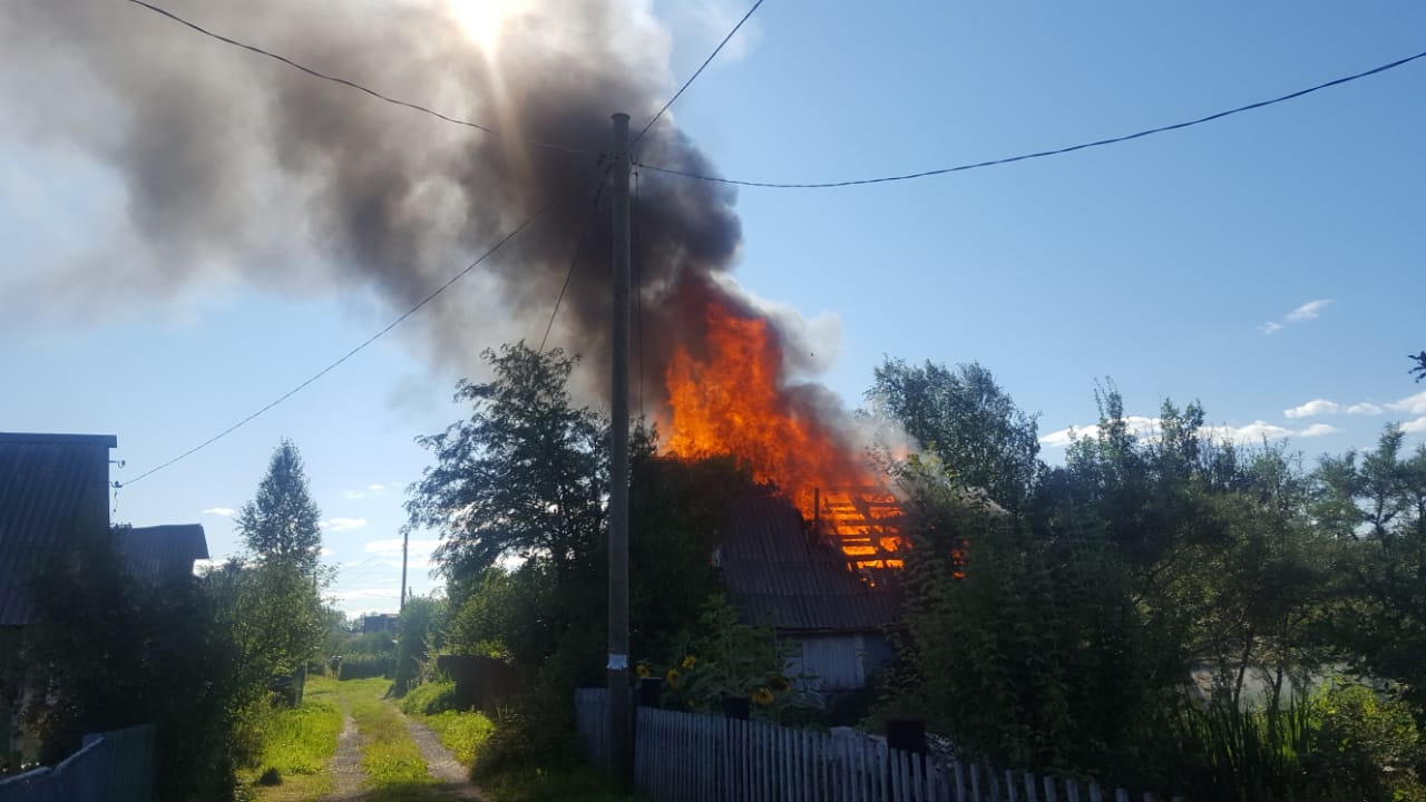 На максаковских дачах полыхал дом (фото)