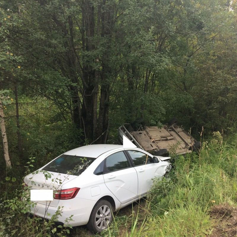 В Коми после столкновения на трассе два авто улетели в кювет