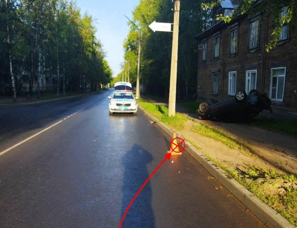 Пьяный сыктывкарец на Chevrolet влетел в бордюр и перевернулся прямо на тротуаре