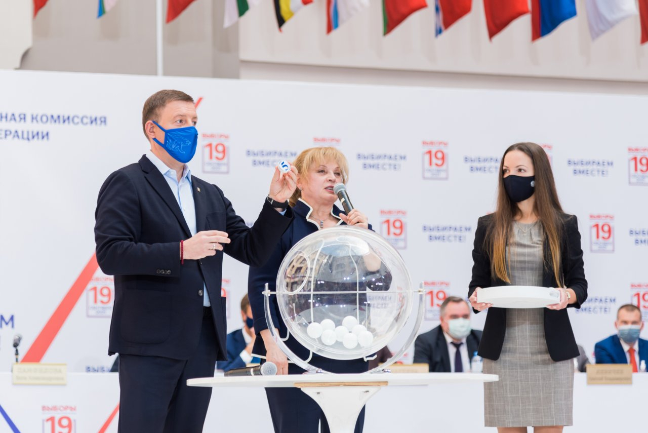 5 место в бюллетене за «Единой Россией», что символизирует пятёрку, с которой партия идёт на выборы