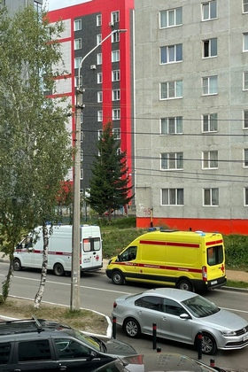 Сыктывкарцы сообщили о человеке, который выпал из окна многоэтажки