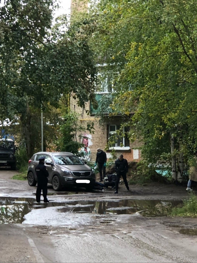 В Коми посреди улицы нашли труп: на месте работают криминалисты