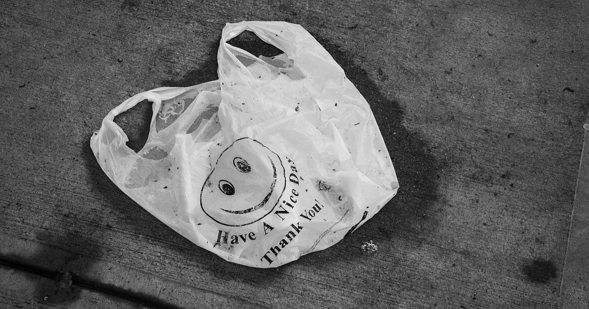 Внезапно: пластиковые пакеты оказались экологичнее тканевых и бумажных