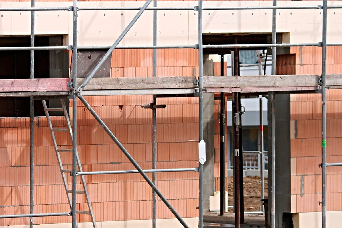 Житель Коми сорвался со строительных лесов и разбился