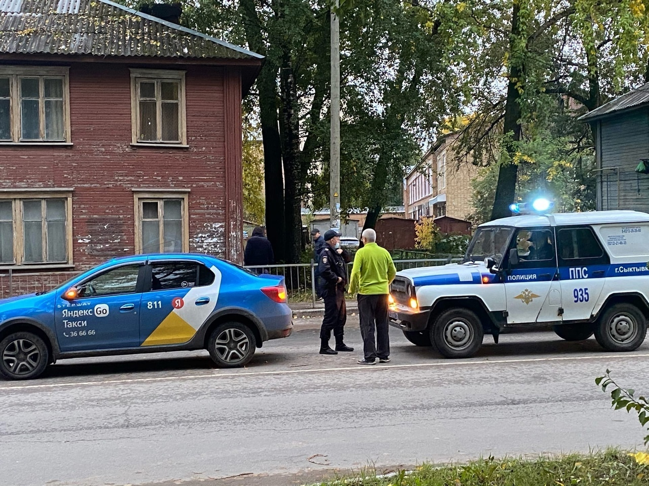 В Сыктывкаре пьяный пассажир ударил таксиста по лицу