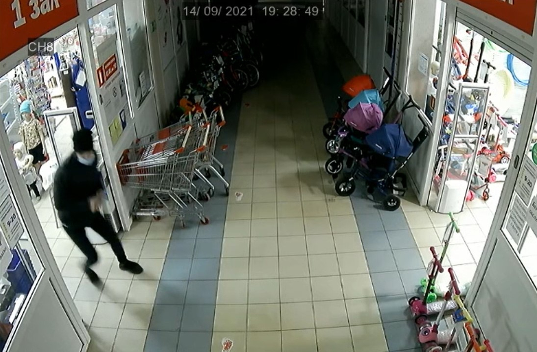 В Сыктывкаре рецидивист угрожал девушке-продавцу отверткой