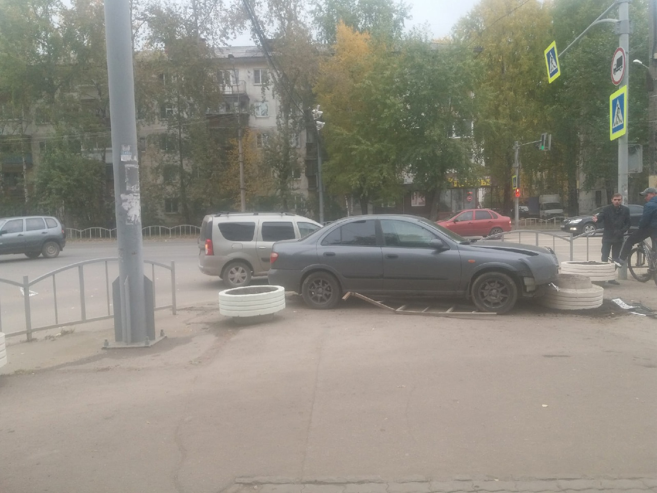 В Сыктывкаре возле лицея машина вылетела на тротуар