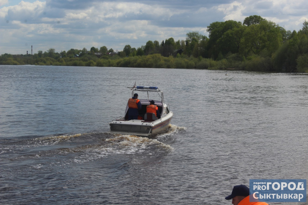 В Коми мужчина выпал за борт баржи на реке